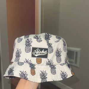 ALOHAS Pineapple Print Bucket Hat - White and Black